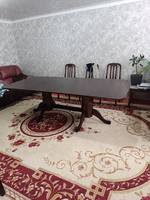 Продам стол  в хорошем состоянии Малайзия