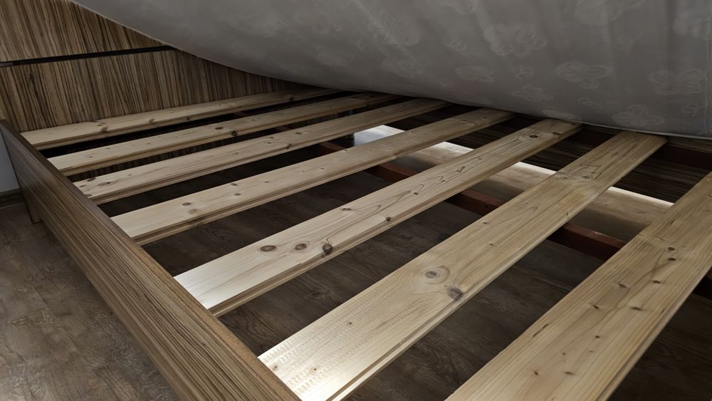 Dormitor ,pat 2m×140,foarte putin folosit,facut la comanda,.