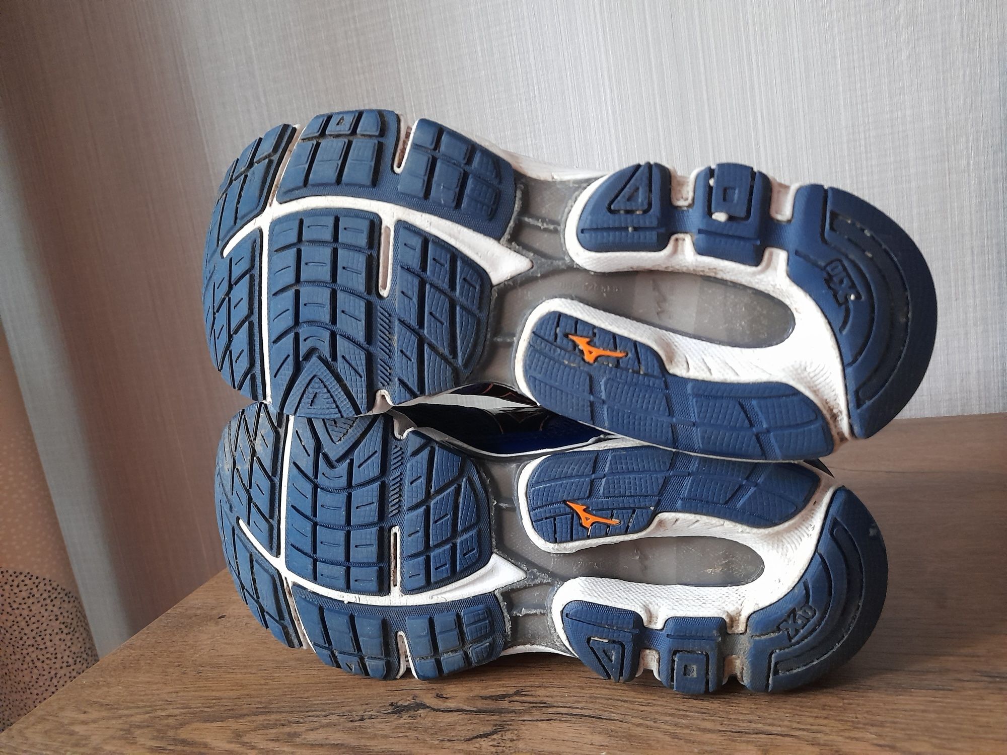 Mizuno wave inspire 12 маратонки 42 номер.