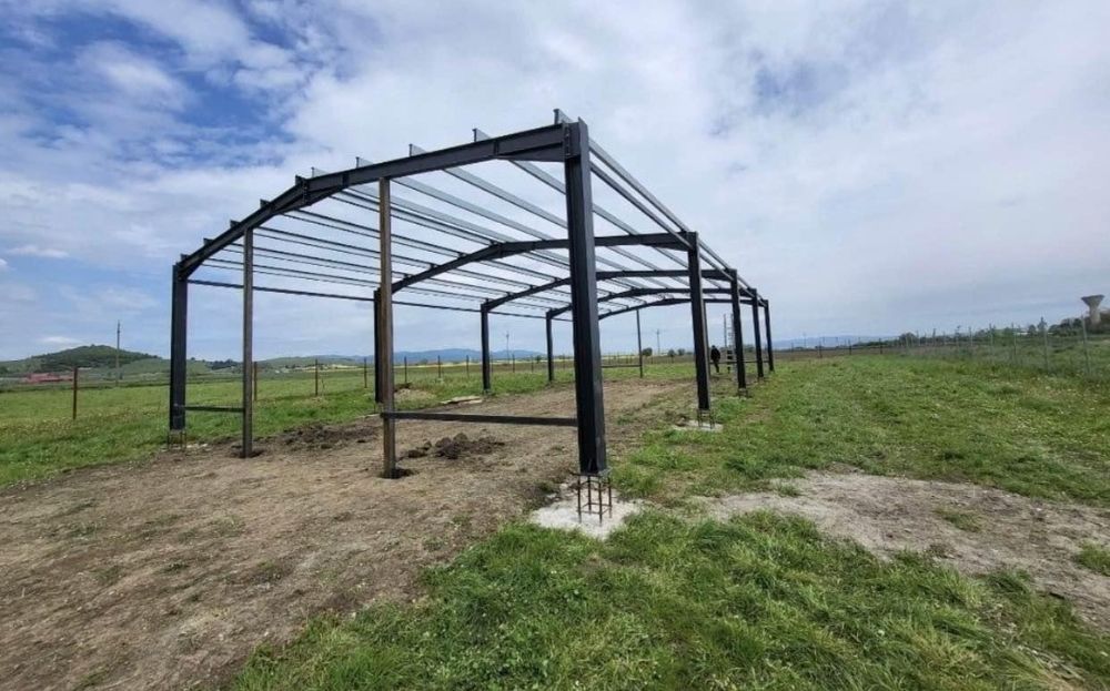 Vand 4ferme cu deschidere de 10m si 8statalpi