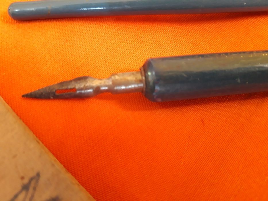 Tabla lemn cu metale feroase si neferoase, vintage.