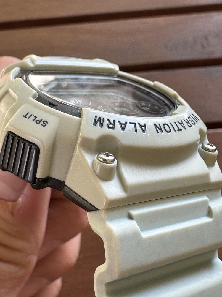 Часовник Casio с вибро аларма