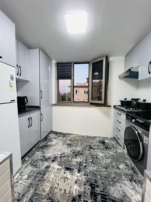 Квартира ижарага берилади.Манзил азиз бозор