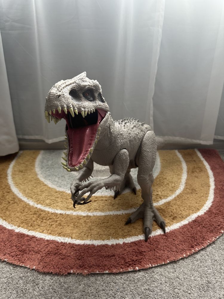 Мега гига огромни динозаври Indominus rex и гигантозавър