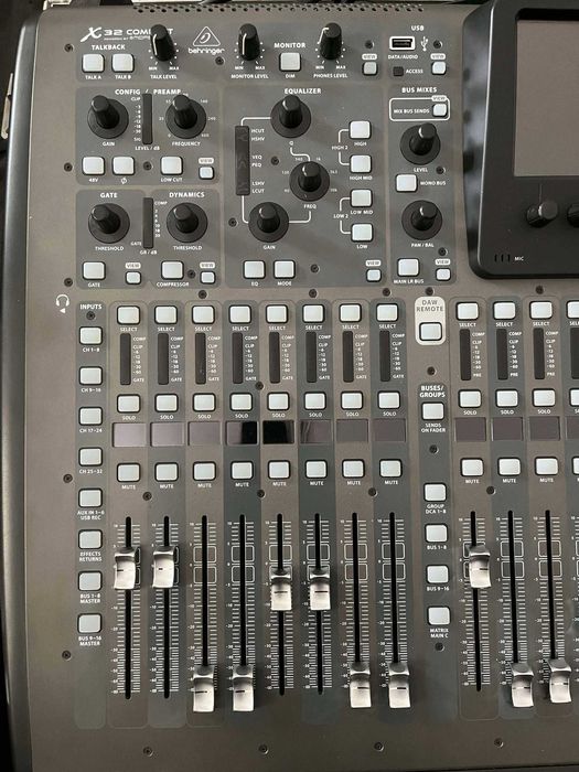 Mixer digital Behringer X32 cu flightcase