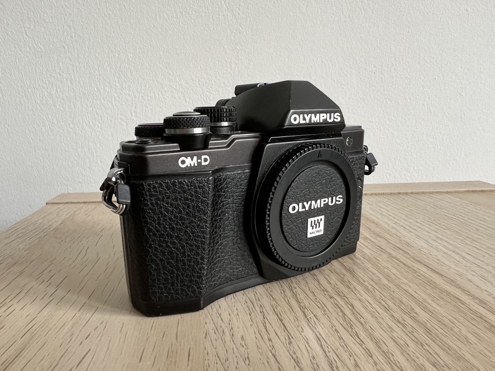 Olympus E-M10 II + obiective kit si prime