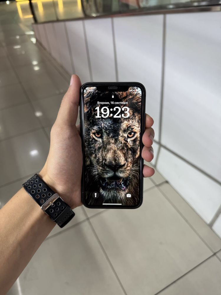 Продам Айфон 11