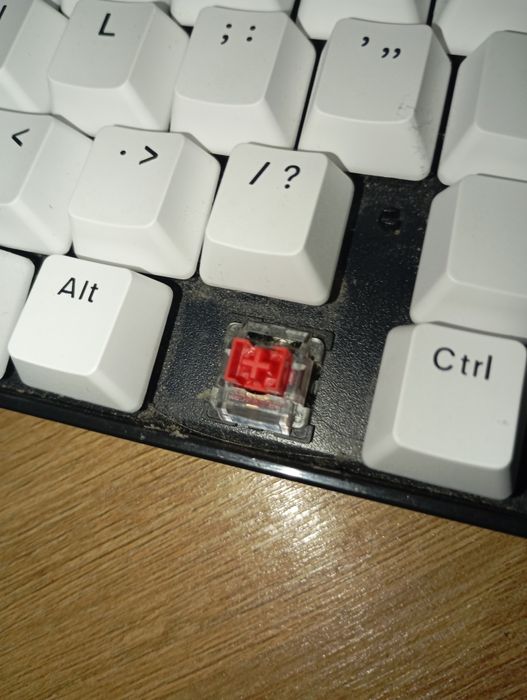 Vand switch-uri rosii pt tastatura