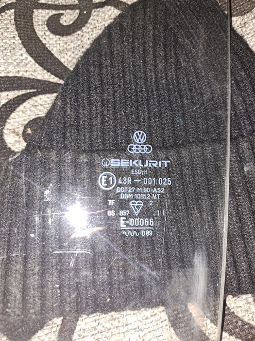 Стекло двери передней правой и левый Audi 80 B2 1980