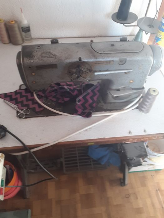 Професионална шевни машина