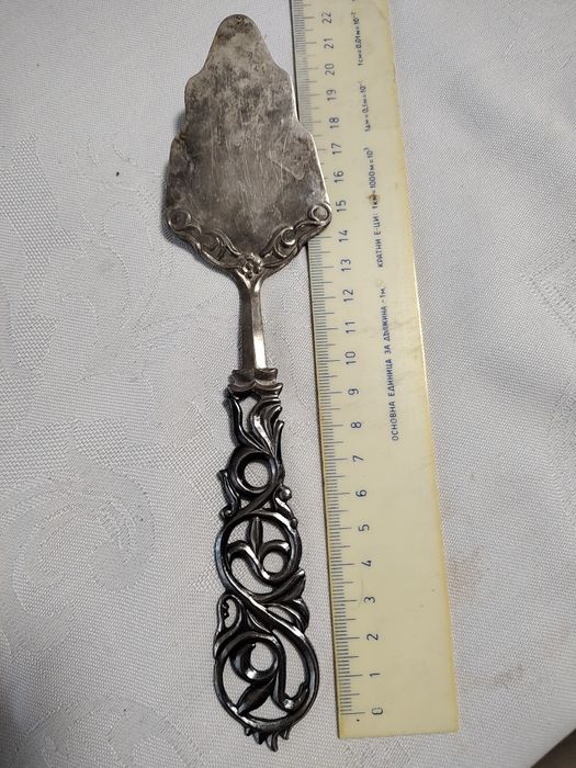 Продавам шпатула за торта