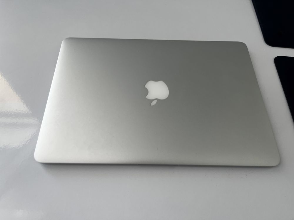 Macbook Air 13.3" i5 8GB Ram 128Gb SSD 2015