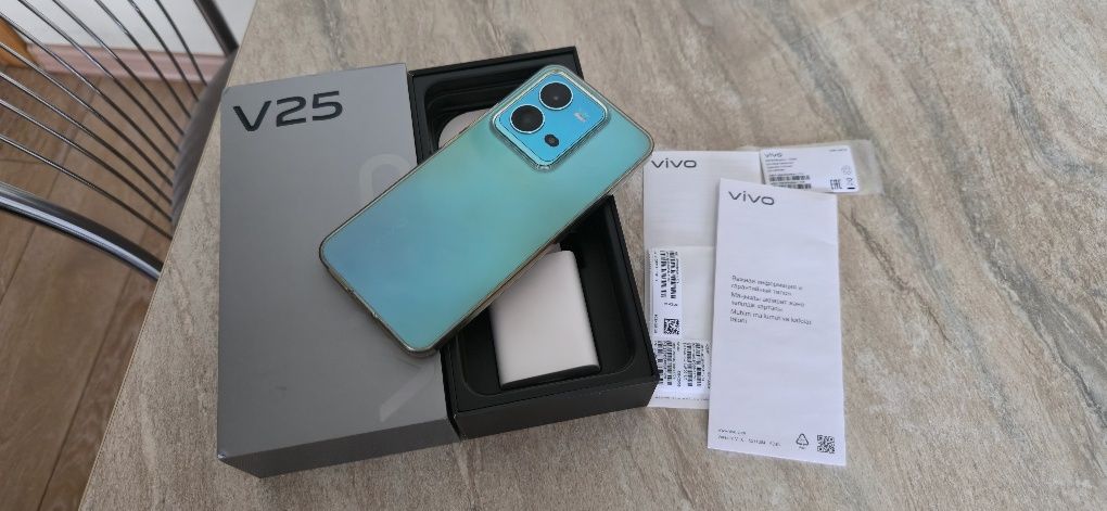 Продам Смартфон Vivo V25 в отличном состоянии .