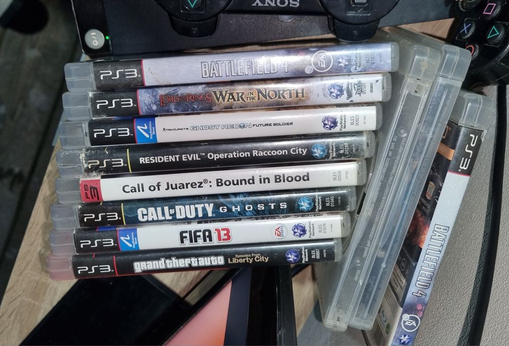 PS3 Slim + 4 controllere si 12 jocuri