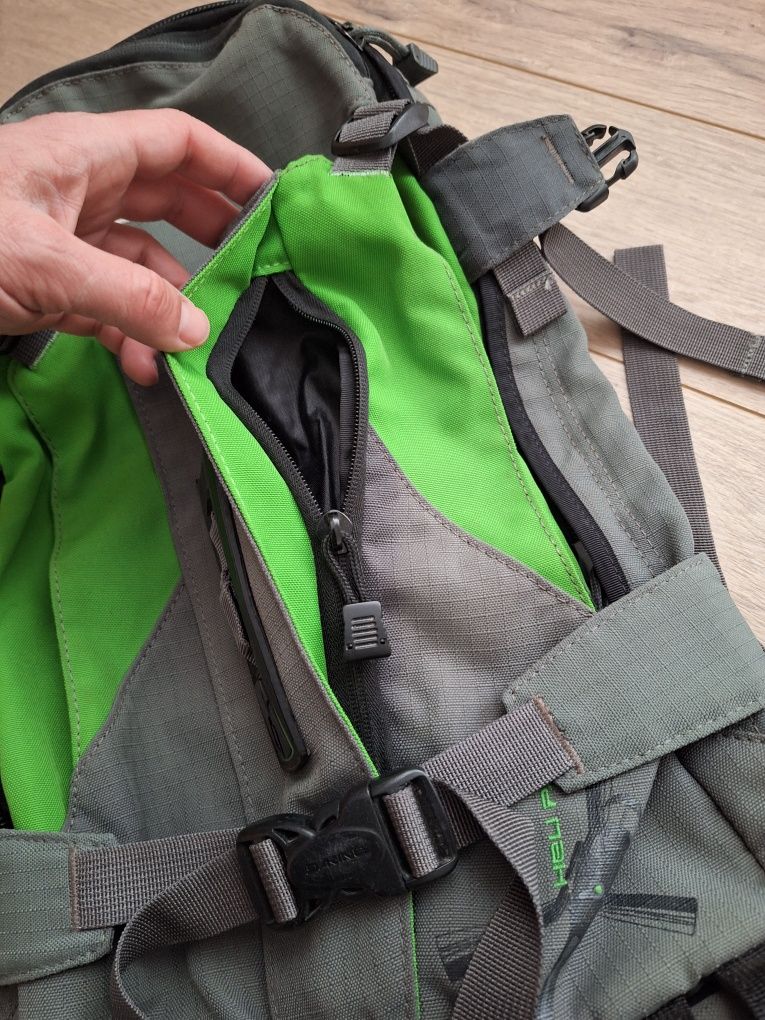 Раница Dakine Heli подходяща за ски/сноуборд