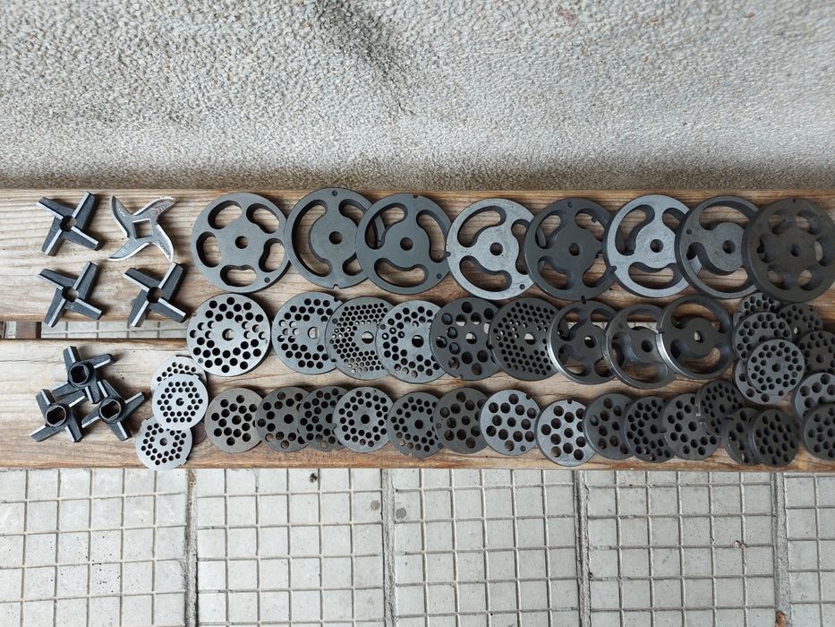 Закалени български ножове и решетки за месомелачки.