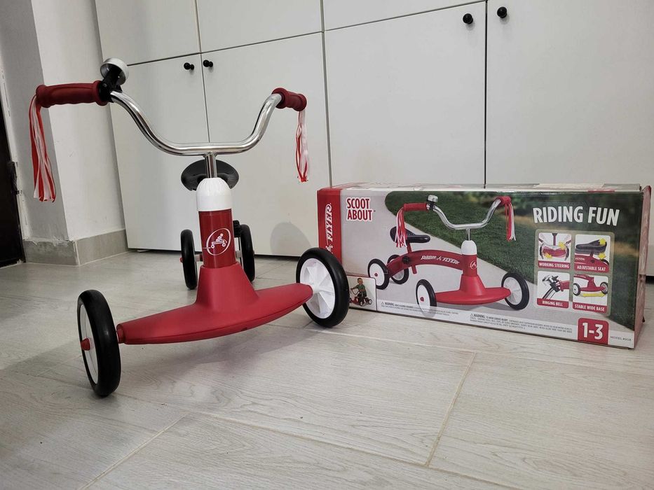 Tricicleta / Cvadriciclu FARA pedale Radio Flyer Scoot About, NOU.
