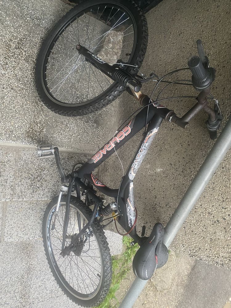 Courege колело черно