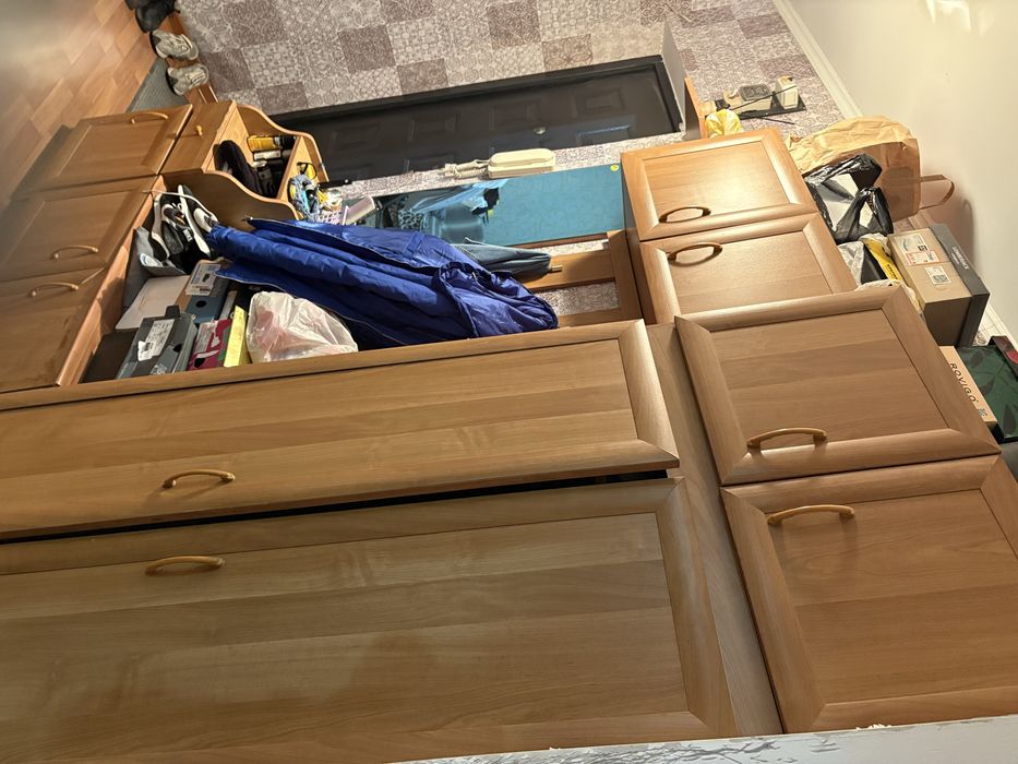 Срочно продам стенку и тахту