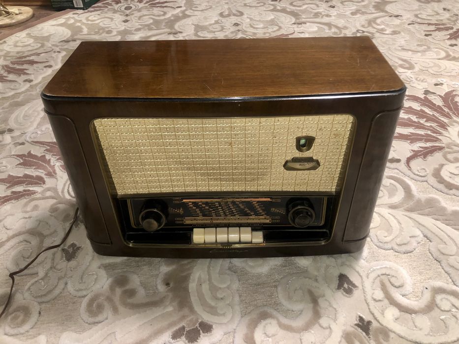 Radio pe lampi Grundig 2043W retro vintage antic carcasa lemn