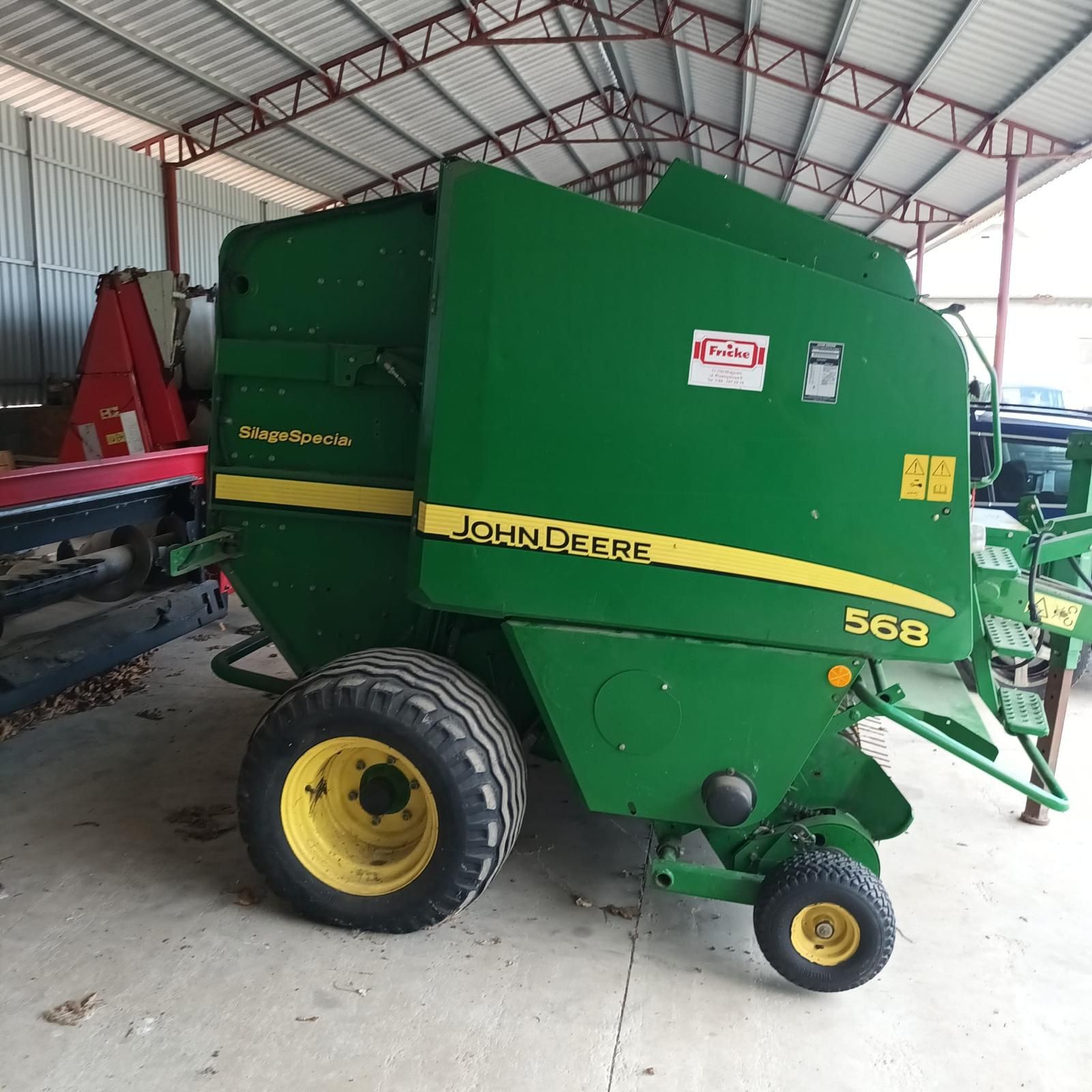Vând presă de balotat rotunda john deere