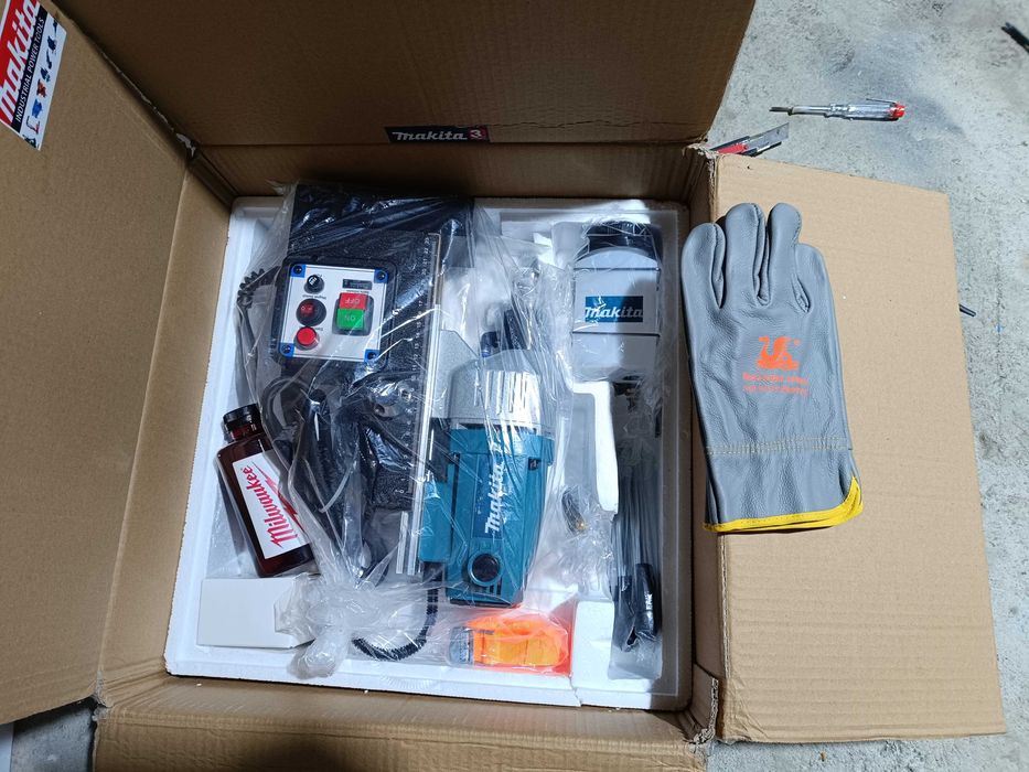 Mașina Industriala de găurit cu talpă magnetica Makita HB 350+Carote