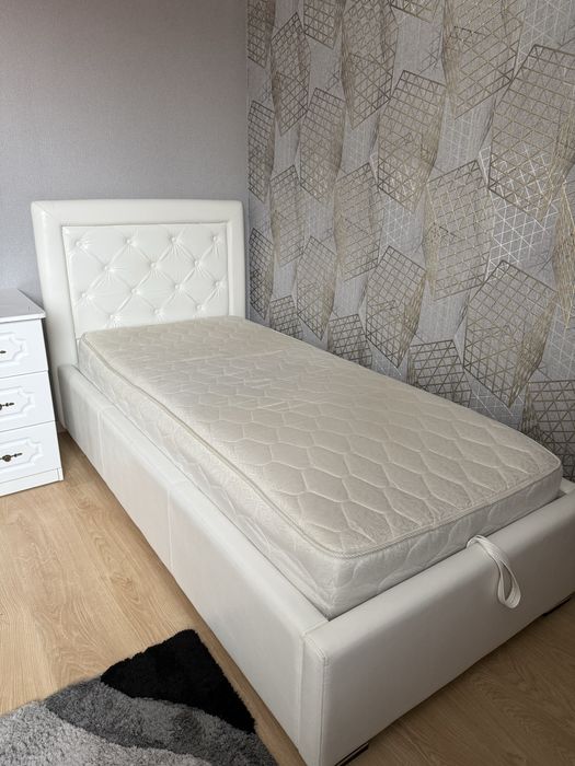 Односпальная кровать с матрасом