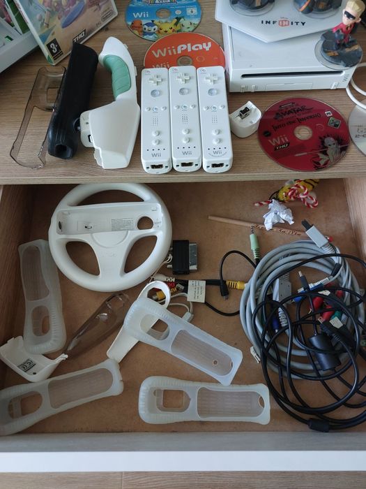 конзола Nintendo Wii пълен комплект с игри и фигури