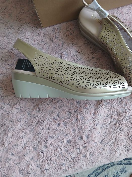 pantofi stil sandale virucci dantelati  din piele aurii noi