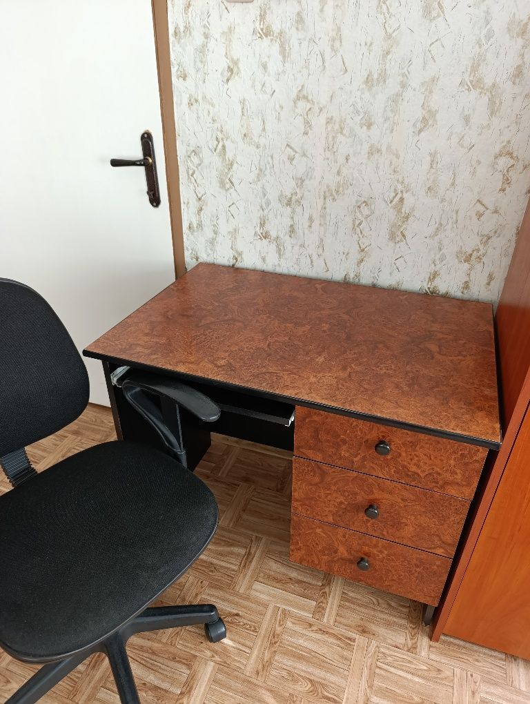 Бюро и въртящ се стол