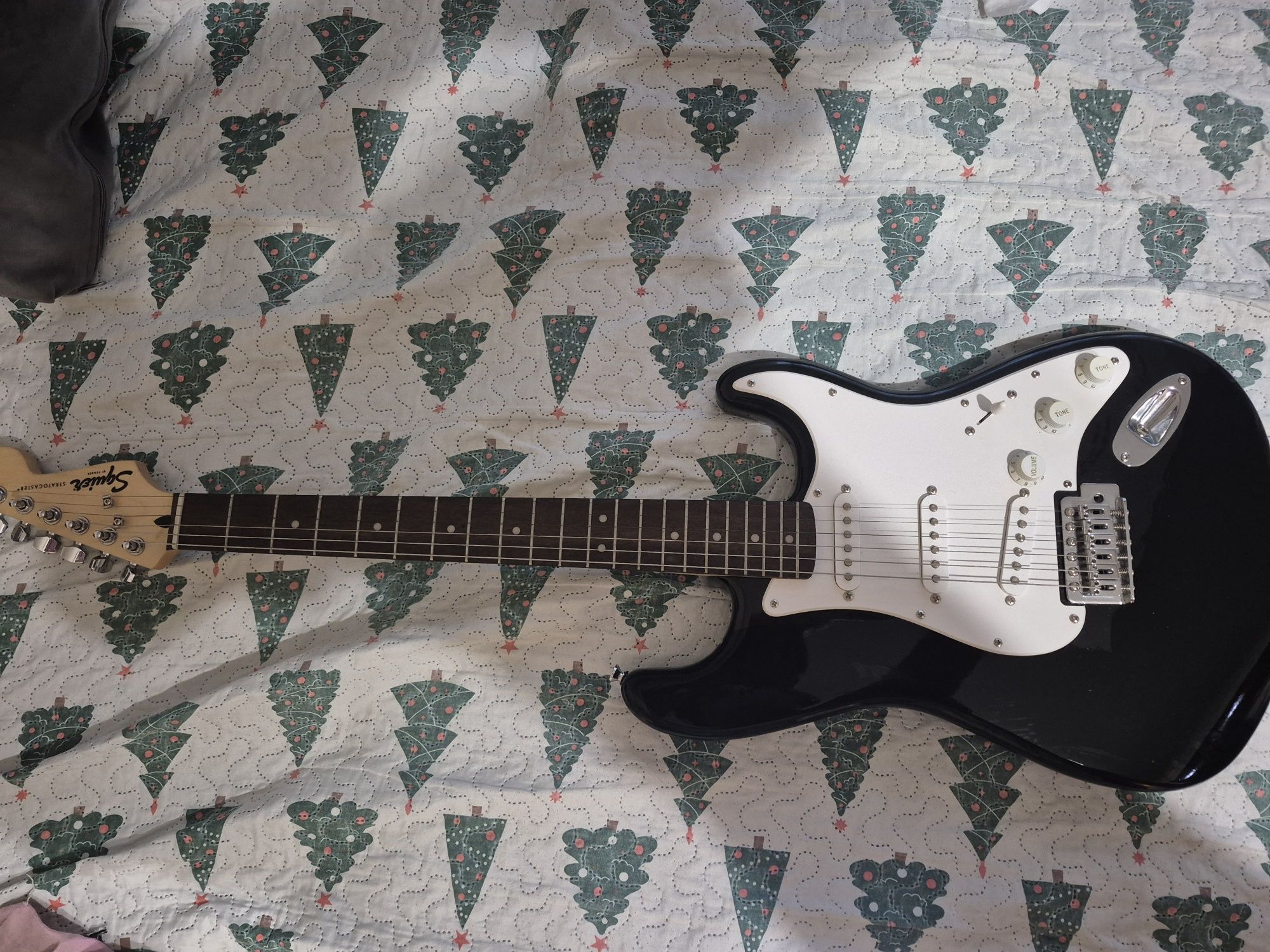 Чисто нова китара "squier by fender" + fender калъф за китара