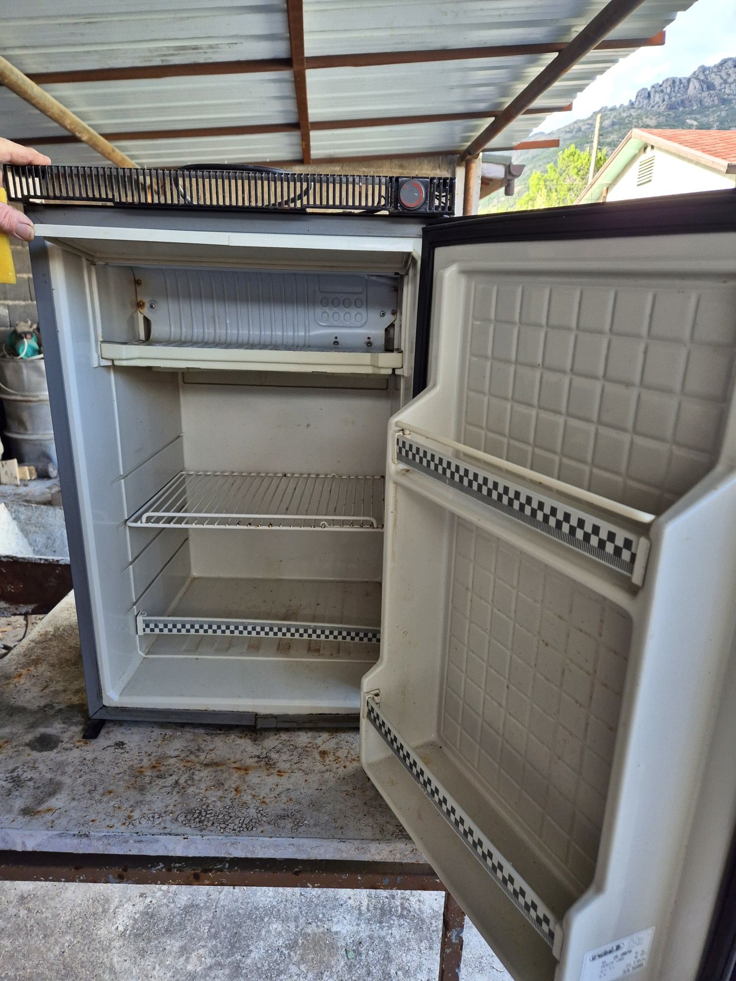 Хладилник за кемпер или каравана 220 волта