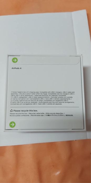 AirPods 4 чисто нови