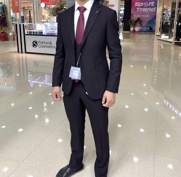 Продам срочно костюм тройка в идеальном состоянии