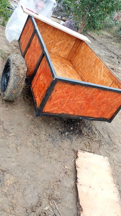 Vand motocultor cu tot cu carucior