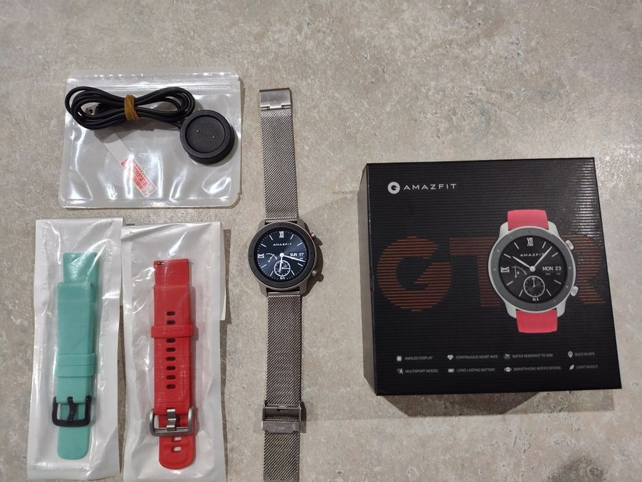Vând Amazfit GTR, 42mm, cutie full, accesorii extra.