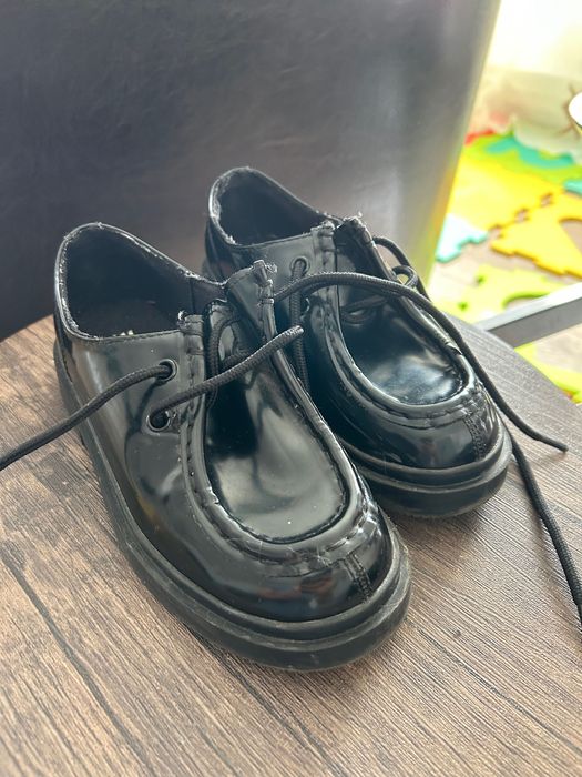 Vand adidasi și blugi