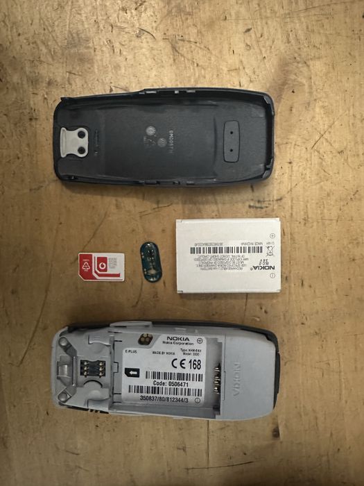 Nokia 3310 de culoare albastru inchis