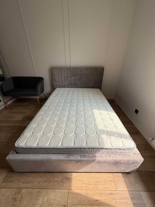 кровать с матрасом