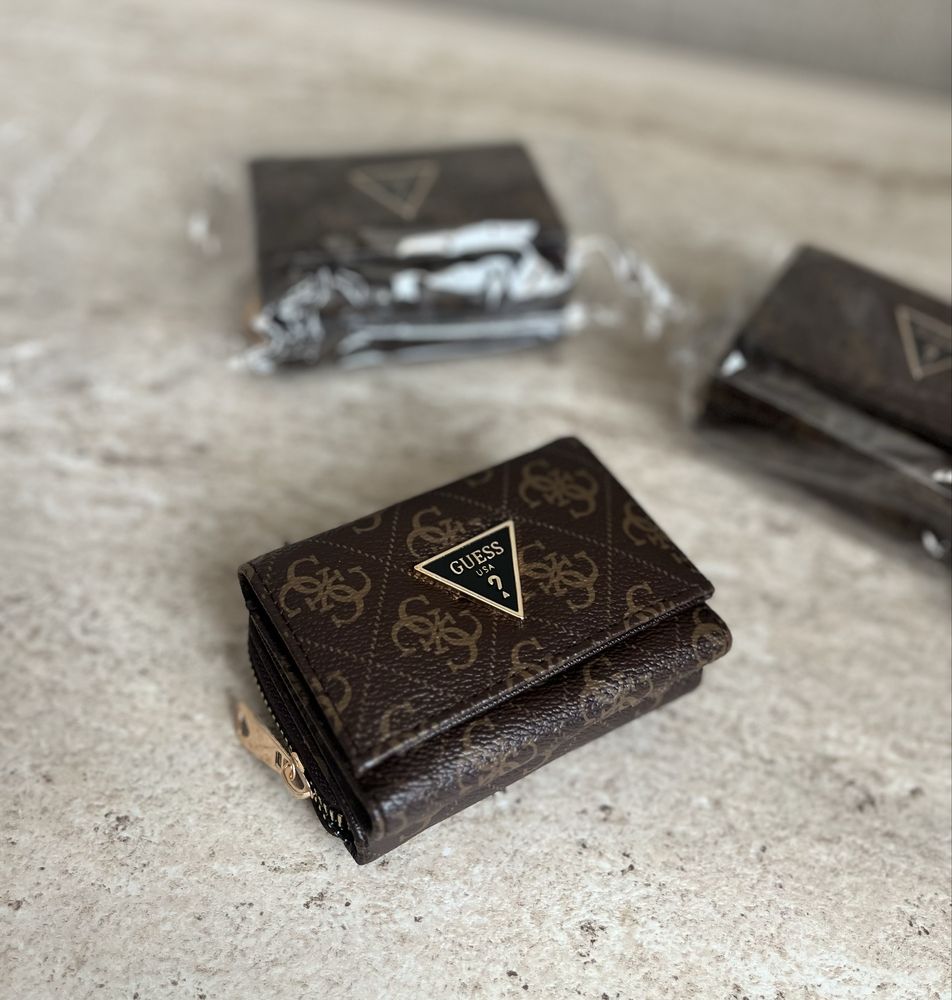 Нови портмонета Guess и Louis Vuitton