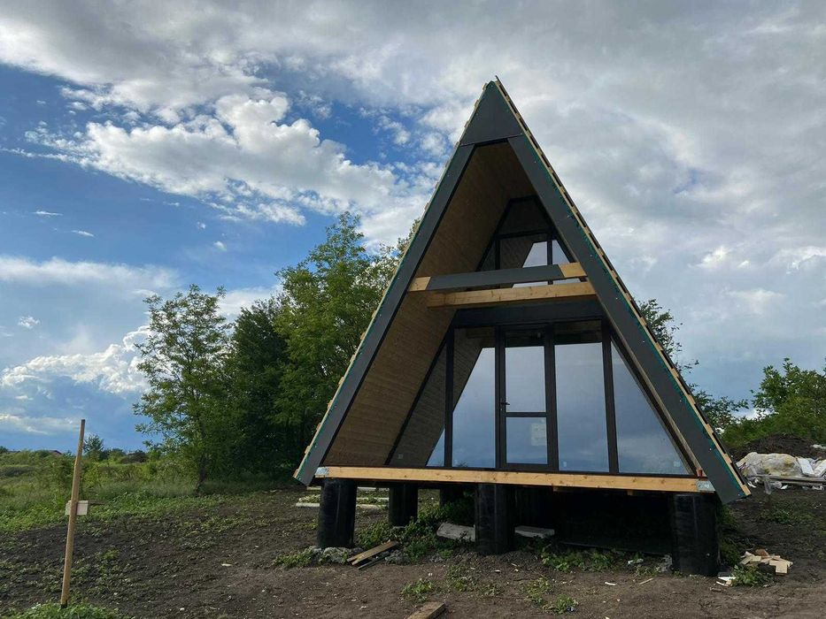 Cabana stil A Frame si casa din structura de lemn de vanzare