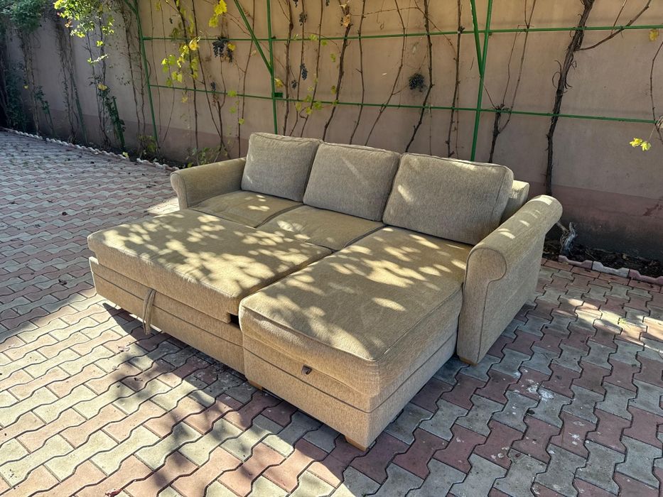 Canapea bej cu picior .Trei perne