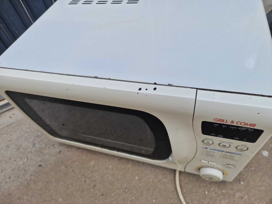 Cuptor cu microunde DAEWOO marime mare foarte curat si bun functional