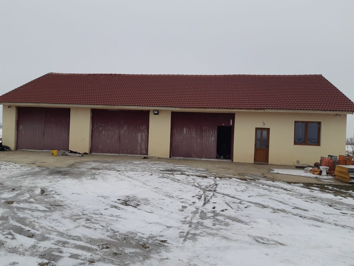 De vanzare sau de închiriat hală 210mp cu  2760 mp intravilan