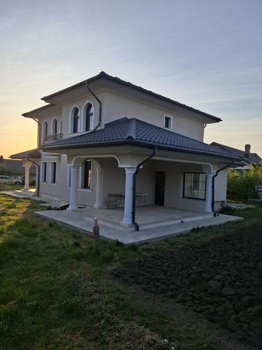 Vând vilă P+1E și anexă