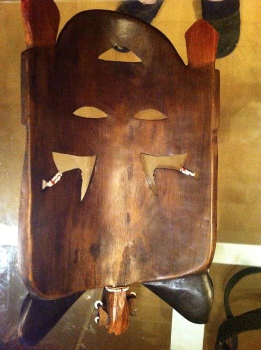 Vand masca lemn, piele,margele, executata manual in Kenia