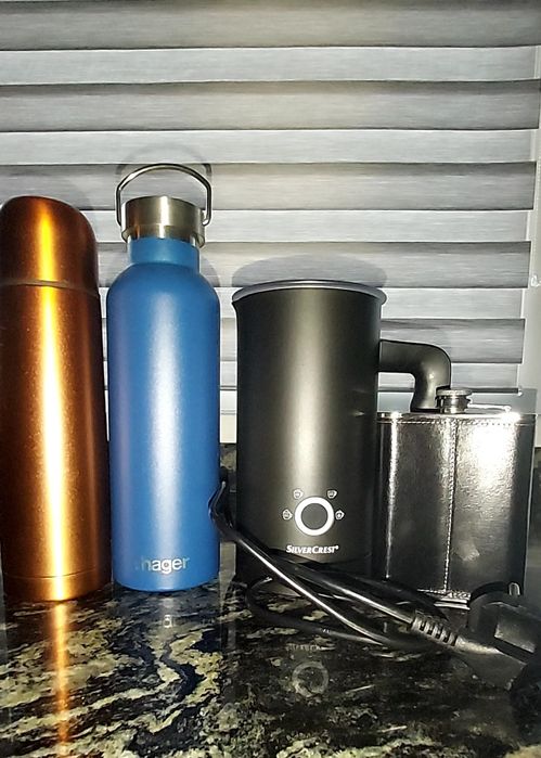 Aparat pentru făcut spumă din lapte,termose și recipient piele