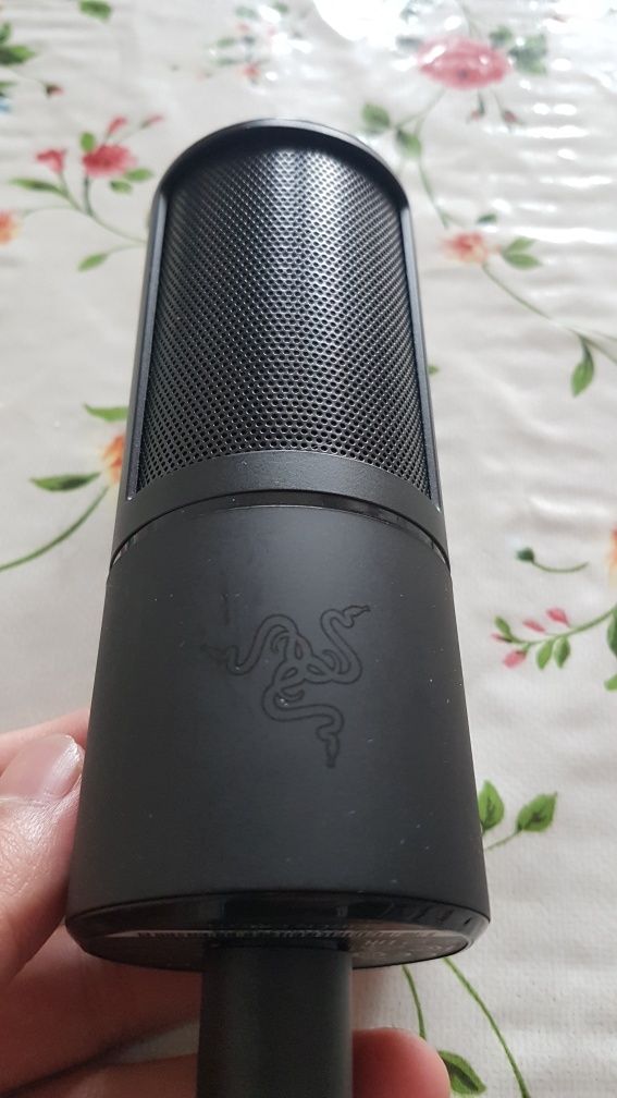 Микрофон Razer Seiren Emote