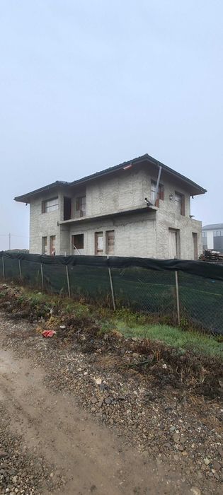 Casa la rosu de vânzare