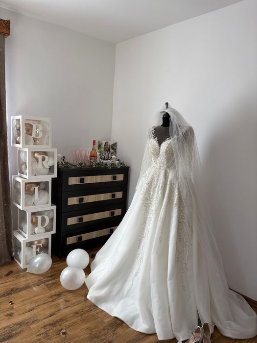 Rochie de mireasă, 2 cercuri și voal cadou .